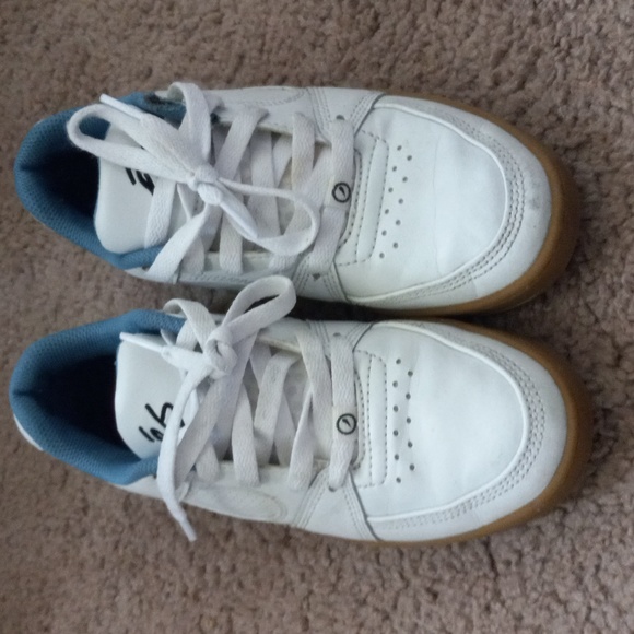 eS Skateboarding Other - eS skate shoes size 5.5